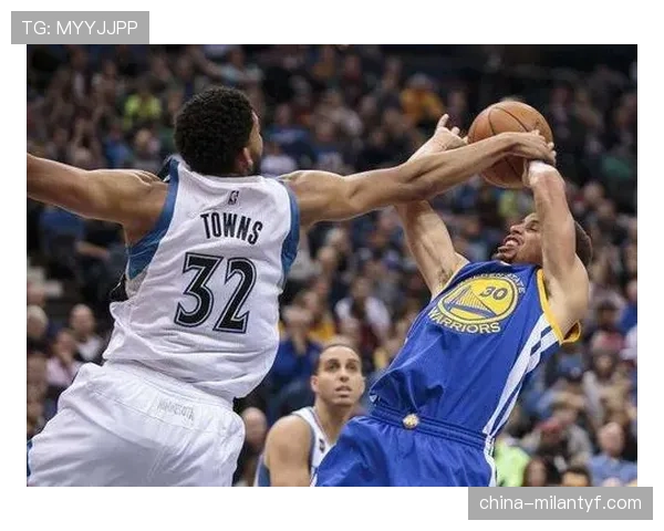 NBA带球撞人规则详解：如何界定进攻与防守犯规？